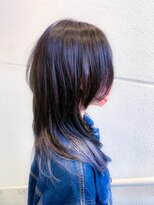 セミロング　ウルフ　ハイレイヤー　インナーカラー