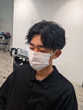 コワファーストナガサキシャンプーボーイ(COIFF1RST NAGASAKI SHAMPOO BOY) ショートセンターパート×ナチュラルツイストスパイラルパーマ