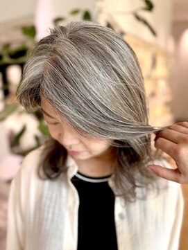 ステア ケース(stair case) 【顔まわりの白髪70％以上の方向け】地毛×ローライト白髪活かし