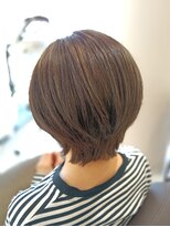 アンベリールフルー(EMBELLIR fleur)&nbsp;白髪ぼかしハイライトのショートボブスタイル