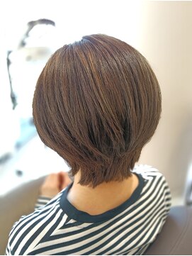 アンベリールフルー(EMBELLIR fleur) 白髪ぼかしハイライトのショートボブスタイル