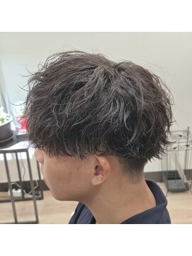 タスクヘアー(task hair) くるくるしない縦落ちツイストスパイラルパーマ×メンズショート