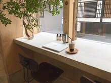 ■それぞれ時間の過ごし方がある... カフェ感覚のカウンターに開放的なガラス窓◇Free wi-fi 完備◇