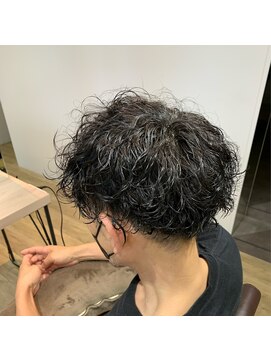 エヌプラス(N+) 刈り上げセンターパートサーフカールブルーブラッフェザーパーマ