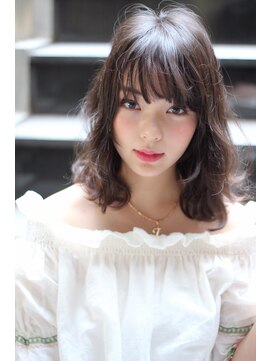 クーエフー(coo et fuu) 王道の斜めバングのふんわりウェーブミディアム♪藤沢　デジパ