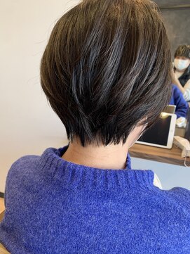 レジェ(LEGE) タートルネックでも収まるショートボブ