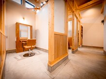 シンプルアンド(simple&)の雰囲気（ナチュラルな空間の居心地の良い落ち着いたプライベートサロン）