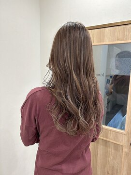 アンビシャス 新狭山(ambitious) ロングヘア細めハイライトカラーミルクティーグレージュ