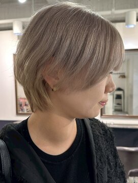 イリ 梅田(ili) ハイライトカラーミルクティーベージュレイヤーカット