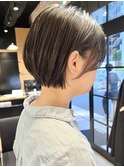 くすみベージュマロンベージュ前下がりボブフェザーショートヘア