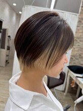 《*インナーカラーとの相性も良いショートヘア*》髪を耳にかけるだけで、雰囲気の変わりオシャレな印象に