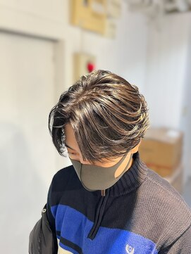 ラウンドマッシュにフェザーパーマをかけた今旬なヘアスタイル