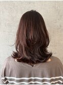 明るい白髪カバー&大人らしい雰囲気の外はねレイヤーミディ