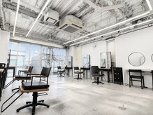 キラ 原宿(KILLA)の雰囲気（光が差し込む明るい店内/ブリーチダブルカラー/ブリーチなし原宿）