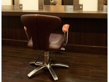 ヘアスタジオ コモ(HAIR STUDIO COMO)の雰囲気（椅子はイタリアの超一流ブランド「カッシーナ」を使用しています）