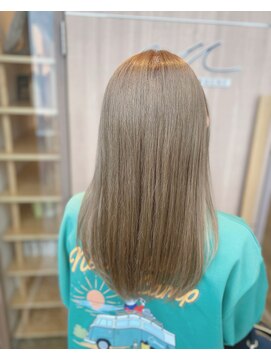 エム バイ ブローチェ(em by BROCHE) 透明感ミルクティーベージュ◎