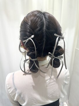 サクララ(Sakura la) ツインシニヨン×リボン/結婚式お呼ばれヘア/参列ヘア