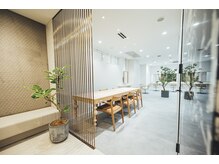 アオ(Ao)の雰囲気（メインフロアは明るく清潔感があります）