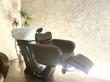 落ち着ける【半個室】シャンプーブースでひとときの休息タイムをお過ごしください！