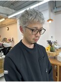 メンズスパイキーショートとホワイトシルバーカラー
