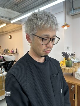 ワイツー 府中(YY) メンズスパイキーショートとホワイトシルバーカラー
