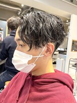 エリマ 調布(elima)&nbsp;緩めスパイラルパーマ/前下がりセンターパート/刈り上げフェード