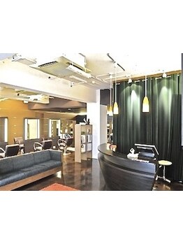 開放感のある店内の雰囲気に、きっと緊張もほぐれリラックスして過ごして頂けると思います。【表参道】