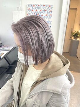 ヒビヲ(HIBIO) ダブルカラーベージュカラーラベンダーケアブリーチミニボブ