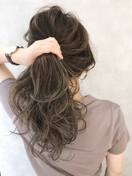 ムウ 難波(MOU) アッシュグレーハイライトカラーエアリーロング美髪20代30代