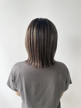 シェリッシュ ノース(Sheriche North) 今っぽモノトーンカラー×シルバーグレー【ブリーチ要否】