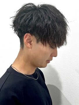 ヒュイル バイ ニアウ(Hwyl by Niau) メンズマッシュパーマニュアンスパーマスパイラルパーマ刈り上げ