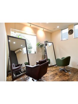 こだわり抜いた内装に大きな窓から見える景色は緑がたくさん。ゆったりとしたサロンTimeをお過ごし下さい。