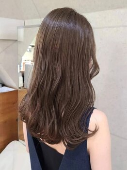 大人女性に大人気≪色持ちも1.5倍！≫髪に優しい天然オイルカラーで、髪の芯から美しく。ダメージを軽減！