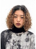 ボブヘアのスパイラルパーマ・ブリーチ毛のスパイラルパーマ