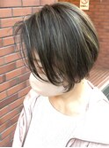 前下がりショート×白髪生かしコントラストハイライトカラー