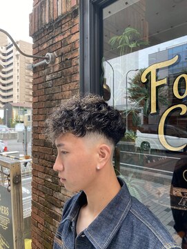 フォーコーナーズ(Four Corners) スペインカール／メッシュ/スキンフェード