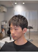 刈り上げない短髪。絶妙なダウンバング。