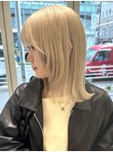ホワイトグレージュミニウルフハイトーンブリーチミディアム卵型
