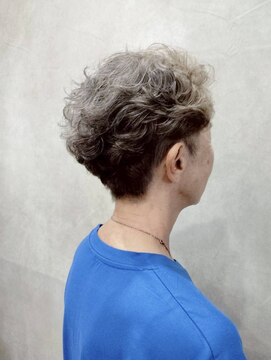 白髪ぼかし/オリーブグレー/小顔に見えるヘア/ブリーチ/メッシュ