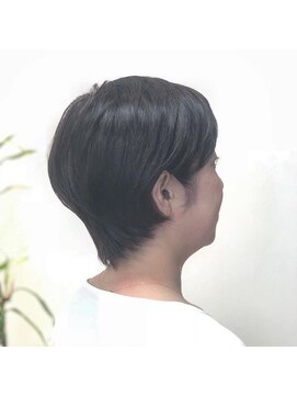 ヘアーアンドメイク ヒューラ 立川店(HAIR&MAKE hurra) ナチュラルな前下がりショート