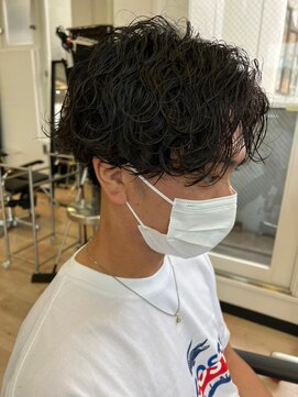 ウェイビーエフティフィフス 横浜西口(WAVEY ft.fifth) 波巻きパーマセンターパートツイストパーマメンズマッシュパーマ