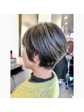 クインヘアー(Qin hair) 大人ショート(白髪ぼかし)