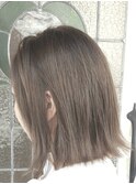 くびれ外ハネストレートオリーブベージュカラー切りっぱなしボブ