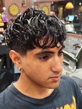 フォーコーナーズカットショップスリーセント 栄(FourCornersCutShop 3/cent) ニュアンスパーマ/テーパーフェード/フェードカット