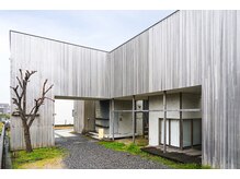 木造デザイナーアパートが店舗です。写真左木の前が駐車場です