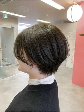 ヘルツ(Hz) 耳掛けショートボブ/アッシュグレー/ダークアッシュ