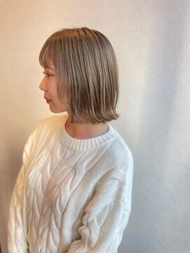 ムエベ(MUEBE) 肌まで綺麗に見せる、明るめベージュダブルカラー