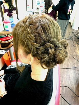 ヘアセットアップス(UP's) ゆる編み込みサイド☆メッシーバン☆アップスタイル～♪♪