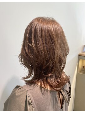 スリー(THREE) ミディアムレイヤー ウルフ ピンクベージュ