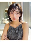 ラフな外ハネと透け感バングで大人の抜け感を演出 くびれヘア